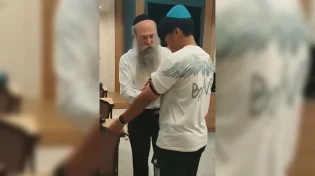 התאילנדי גילה שהוא יהודי והניח לראשונה תפילין