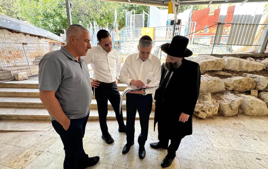 נציגי המשרד לשירותי דת יחד עם הרב שמואל רבינוביץ בסיור (קרדיט: דוברות המשרד לשירותי דת) נציגי המשרד לשירותי דת יחד עם הרב שמואל רבינוביץ בסיור (קרדיט: דוברות המשרד לשירותי דת)