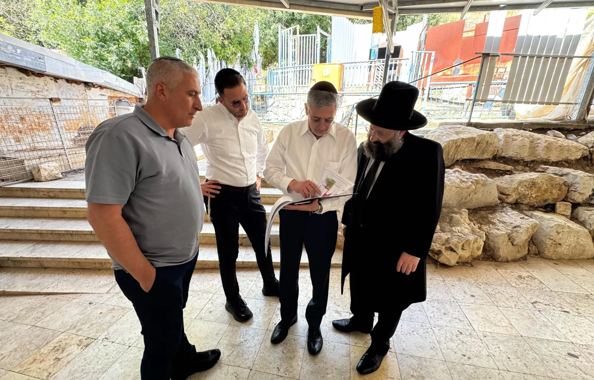 נציגי המשרד לשירותי דת יחד עם הרב שמואל רבינוביץ בסיור (קרדיט: דוברות המשרד לשירותי דת) נציגי המשרד לשירותי דת יחד עם הרב שמואל רבינוביץ בסיור (קרדיט: דוברות המשרד לשירותי דת)