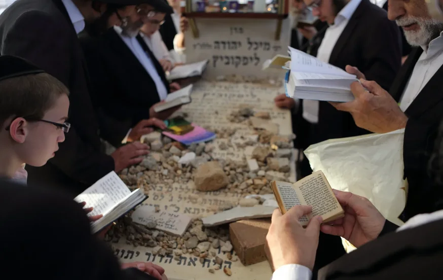 ה"חזון איש" היה השדכן שלו: 10 עובדות מרתקות על הגאון רבי מיכל יהודה ליפקוביץ זצ"ל ה"חזון איש" היה השדכן שלו: 10 עובדות מרתקות על הגאון רבי מיכל יהודה ליפקוביץ זצ"ל