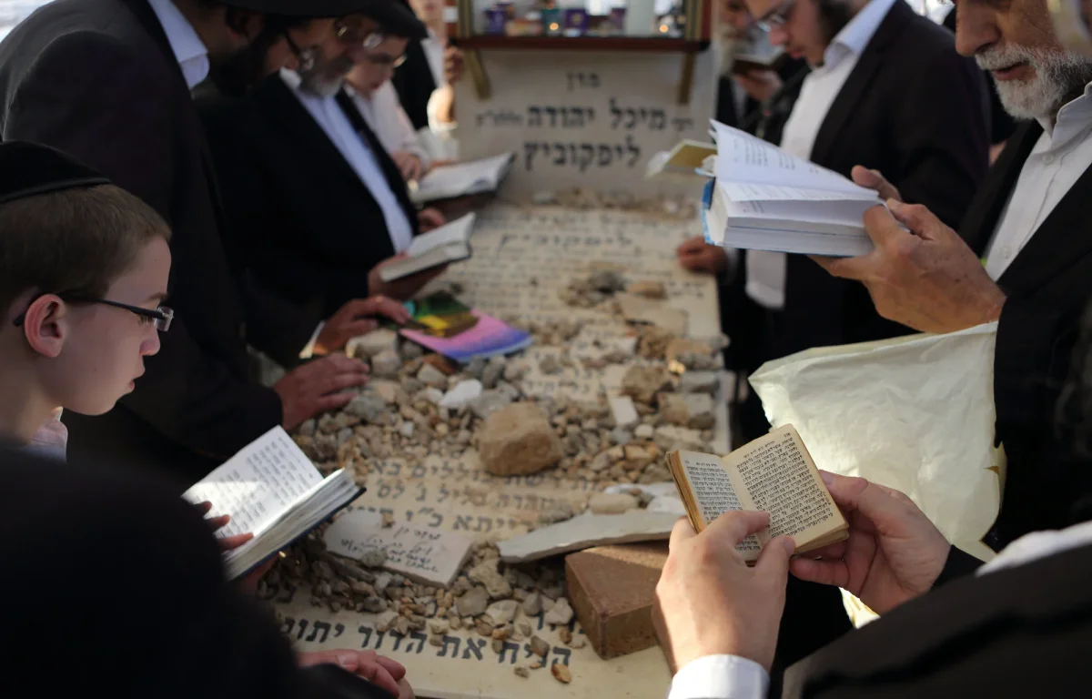 ה"חזון איש" היה השדכן שלו: 10 עובדות מרתקות על הגאון רבי מיכל יהודה ליפקוביץ זצ"ל ה"חזון איש" היה השדכן שלו: 10 עובדות מרתקות על הגאון רבי מיכל יהודה ליפקוביץ זצ"ל