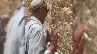צפו: נשבר בבכי מול אבני הכותל וזעק "חיילנו כבר עייפים"