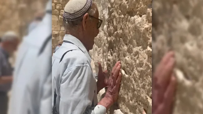 צפו: נשבר בבכי מול אבני הכותל וזעק "חיילנו כבר עייפים"