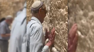 צפו: נשבר בבכי מול אבני הכותל וזעק "חיילנו כבר עייפים"