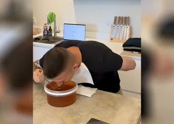 שבר שיא עולמי: הצעיר הגרמני שחיסל יותר מקילו דבש בדקה אחת שבר שיא עולמי: הצעיר הגרמני שחיסל יותר מקילו דבש בדקה אחת