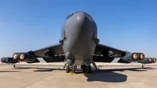 אסון כבד בארה"ב: מפציץ B-52 התרסק דקות אחרי ההמראה, 8 אנשי צוות נהרגו