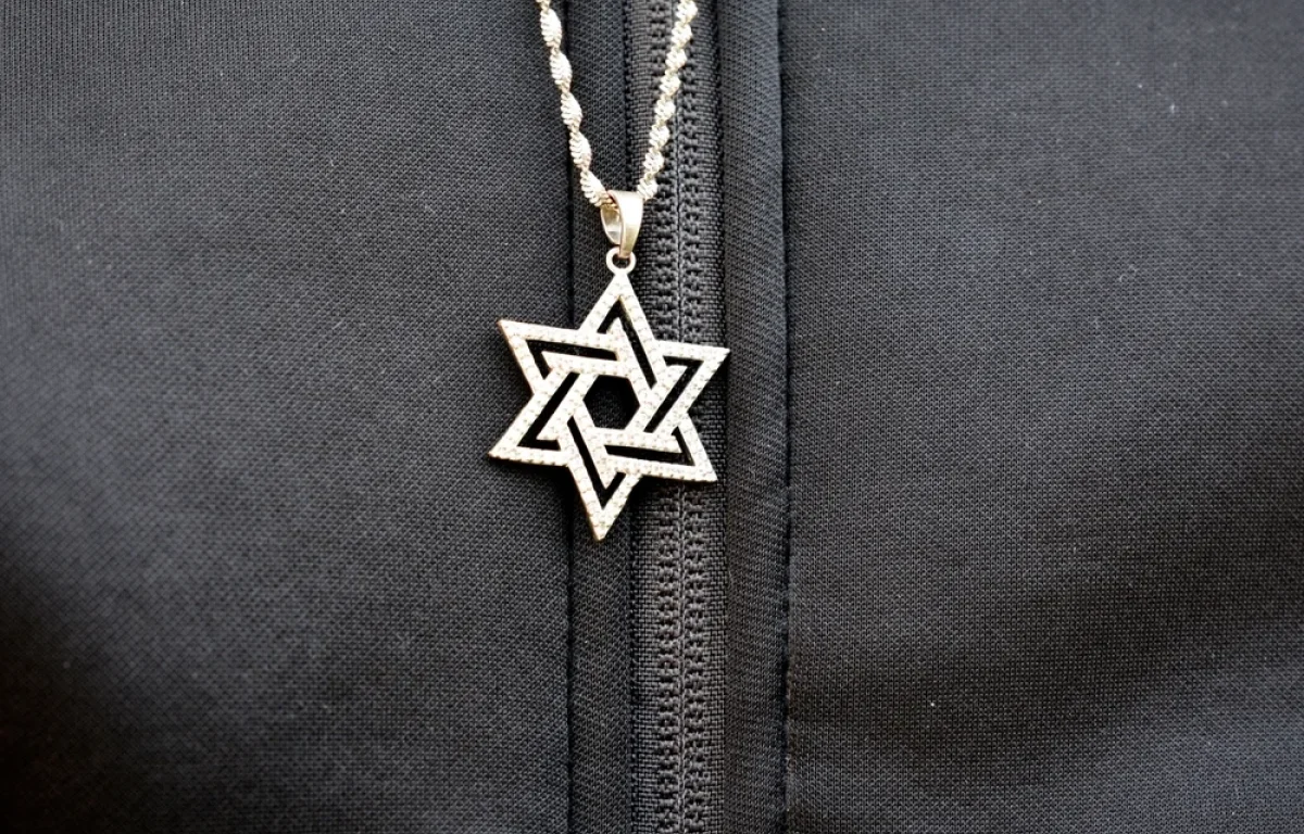 פלאיירים עם צלב קרס: צעיר אמריקאי נאשם בפשע שנאה נגד הקהילה היהודית פלאיירים עם צלב קרס: צעיר אמריקאי נאשם בפשע שנאה נגד הקהילה היהודית