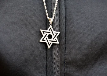 פלאיירים עם צלב קרס: צעיר אמריקאי נאשם בפשע שנאה נגד הקהילה היהודית פלאיירים עם צלב קרס: צעיר אמריקאי נאשם בפשע שנאה נגד הקהילה היהודית