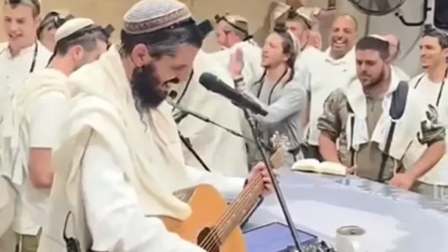תיעוד: תפילת ראש חודש במערת המכפלה סחפה מאות מתפללים