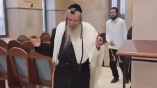 צפו: הרב שלום ארוש רוקד ומפיץ אמונה | תיעוד מחמם את הלב