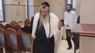 צפו: הרב שלום ארוש רוקד ומפיץ אמונה | תיעוד מחמם את הלב