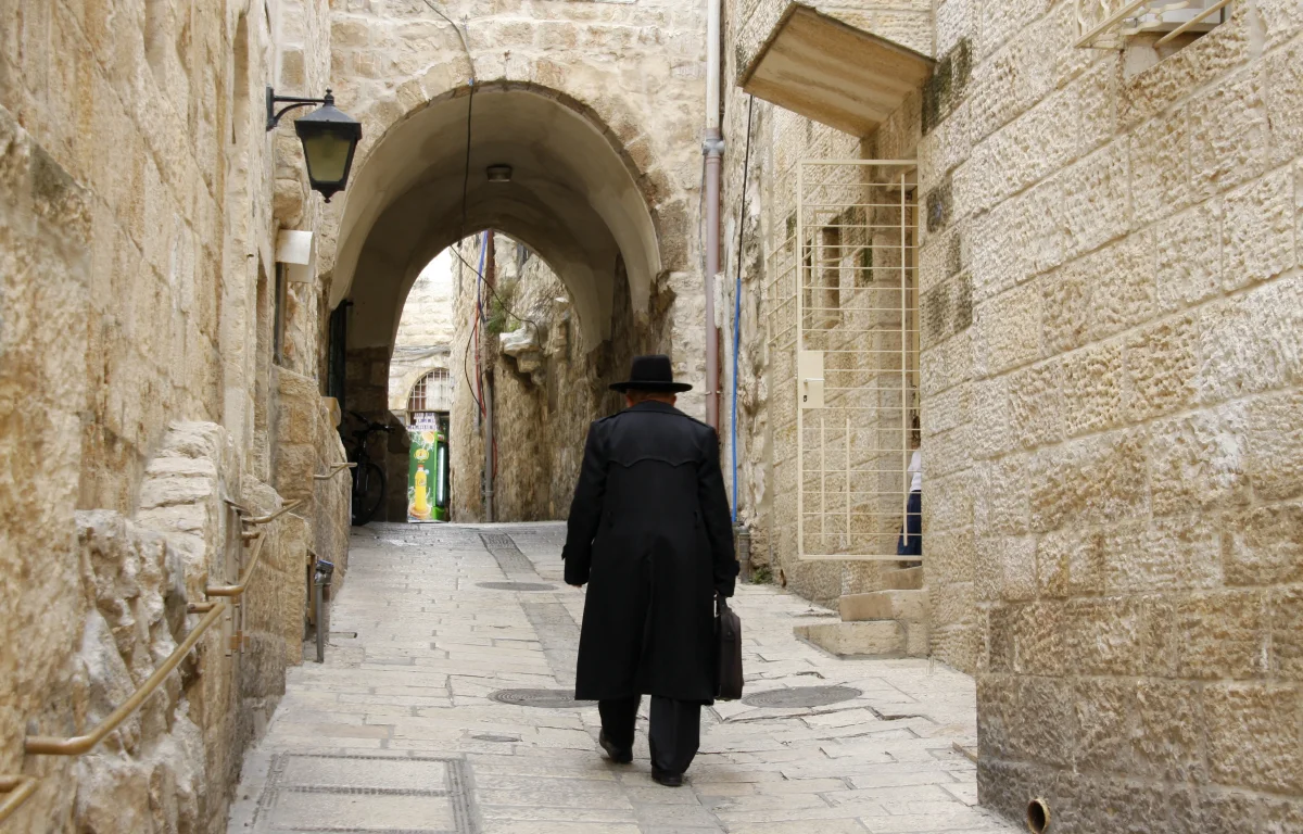 "מה הרווחתם?": הרב אסף את כל בני העיר לבית הכנסת כדי לחשוף את האמת הכואבת "מה הרווחתם?": הרב אסף את כל בני העיר לבית הכנסת כדי לחשוף את האמת הכואבת