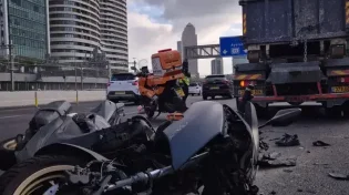 טרגדיה באיילון: רוכב אופנוע כבן 50 נהרג מפגיעת רכב סמוך למחלף השלום