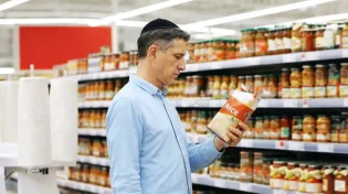היזהרו: הכיתוב הקטן על המוצר הכשר שדורש מכם פעולה נוספת