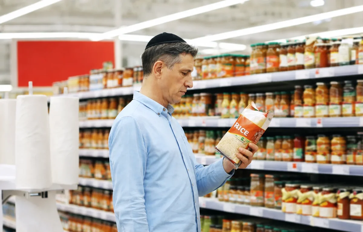 בדיקת סימון כשרות והוראות שימוש על מוצר מזון בסופרמרקט בדיקת סימון כשרות והוראות שימוש על מוצר מזון בסופרמרקט