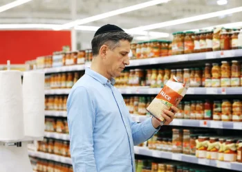 בדיקת סימון כשרות והוראות שימוש על מוצר מזון בסופרמרקט בדיקת סימון כשרות והוראות שימוש על מוצר מזון בסופרמרקט