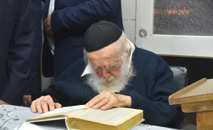 "אז תקראו לה פרה": התגובה המפתיעה של הרב קניבסקי לאב שבחר שם מקורי