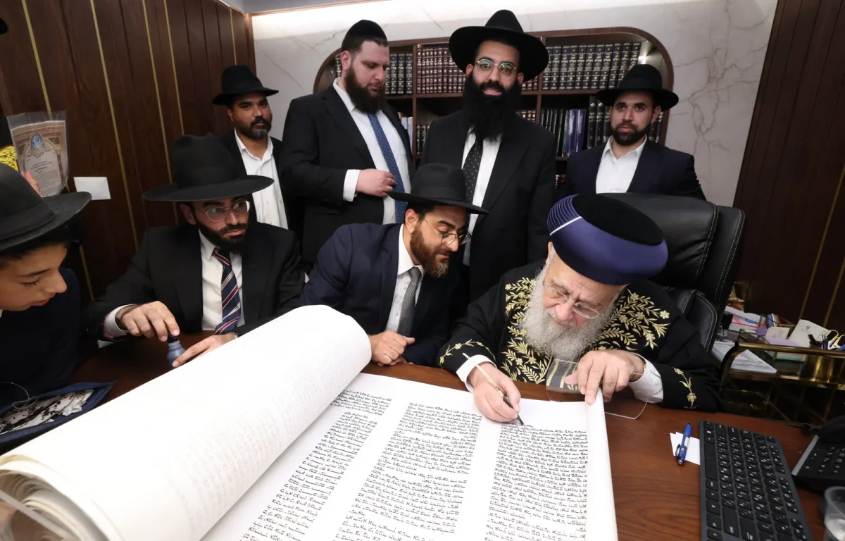 מעמד מרגש בראשות הראשל"צ: עשרות אברכים הוסמכו להוראה בדיני סת"ם מעמד מרגש בראשות הראשל"צ: עשרות אברכים הוסמכו להוראה בדיני סת"ם
