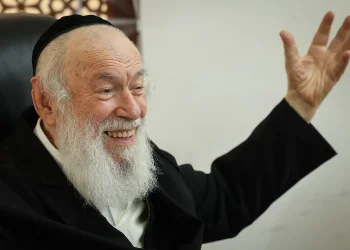 הרב יצחק זילברשטיין על מעצר בני הישיבות: "אין לך זכות גדולה מזו" הרב יצחק זילברשטיין על מעצר בני הישיבות: "אין לך זכות גדולה מזו"