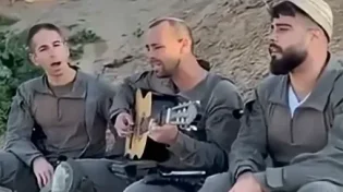 רגע לפני שבת: לוחמי צה"ל פורצים בשירה מרגשת