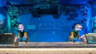 לא תאמינו מי עושה לכם צ'ק אין: המלון ביפן שבו דינוזאורים מקבלים את פני האורחים