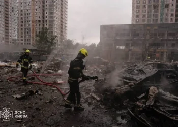 רגע לפני הפסגה: מתקפת הטילים הקטלנית על קייב גבתה לפחות תשעה הרוגים רגע לפני הפסגה: מתקפת הטילים הקטלנית על קייב גבתה לפחות תשעה הרוגים