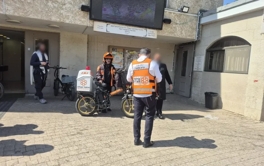 דרמה בקרית מלאכי: מתפלל התמוטט במהלך התפילה וחזר לחיים לאחר שוק חשמלי דרמה בקרית מלאכי: מתפלל התמוטט במהלך התפילה וחזר לחיים לאחר שוק חשמלי