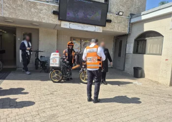 דרמה בקרית מלאכי: מתפלל התמוטט במהלך התפילה וחזר לחיים לאחר שוק חשמלי דרמה בקרית מלאכי: מתפלל התמוטט במהלך התפילה וחזר לחיים לאחר שוק חשמלי