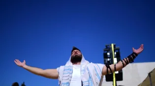 לראשונה בישראל: כל בתי הספר הממלכתיים יחויבו לאפשר הנחת תפילין