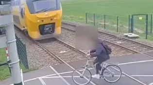 תיעוד דרמטי: רכבת דהרה לעברו במהירות, ואז התרחש הנס מול המצלמות