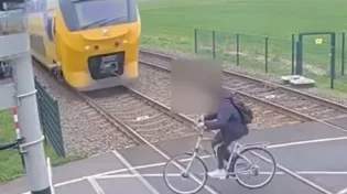 תיעוד דרמטי: רכבת דהרה לעברו במהירות, ואז התרחש הנס מול המצלמות