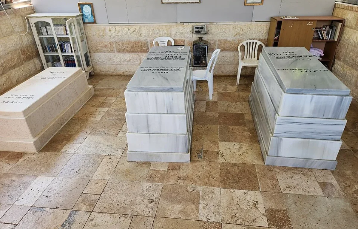 פועל הישועות מעגור: סיפור חייו המופלא של רבי יצחק גברא זי"ע פועל הישועות מעגור: סיפור חייו המופלא של רבי יצחק גברא זי"ע