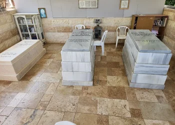 פועל הישועות מעגור: סיפור חייו המופלא של רבי יצחק גברא זי"ע פועל הישועות מעגור: סיפור חייו המופלא של רבי יצחק גברא זי"ע
