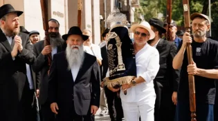 לזכות האוליגרך היהודי: ספר תורה חדש הוכנס בטקס מרגש באוקראינה