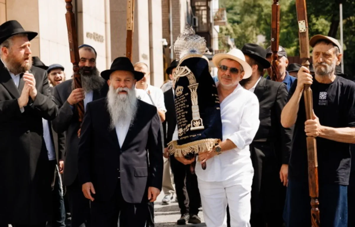 לזכות האוליגרך היהודי: ספר תורה חדש הוכנס בטקס מרגש באוקראינה לזכות האוליגרך היהודי: ספר תורה חדש הוכנס בטקס מרגש באוקראינה