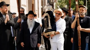 לזכות האוליגרך היהודי: ספר תורה חדש הוכנס בטקס מרגש באוקראינה