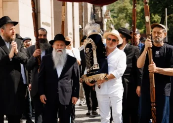 לזכות האוליגרך היהודי: ספר תורה חדש הוכנס בטקס מרגש באוקראינה לזכות האוליגרך היהודי: ספר תורה חדש הוכנס בטקס מרגש באוקראינה