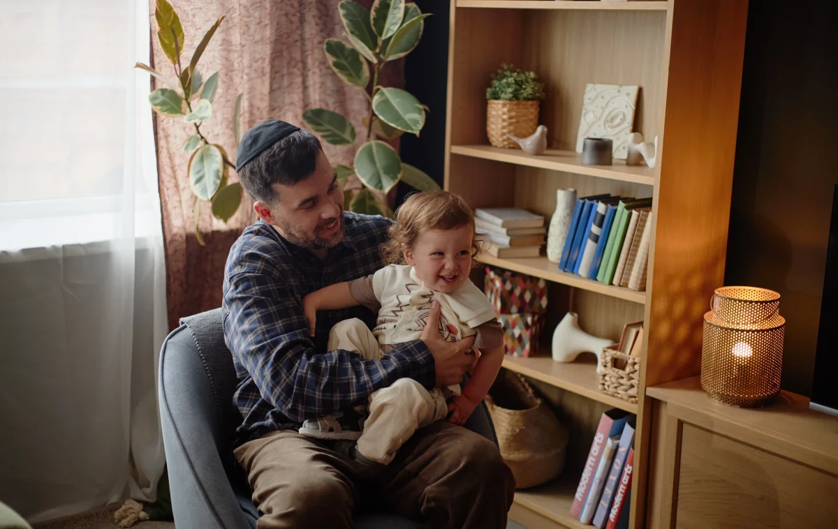 תינוק בן שנה משחק ומצביע עם הורה תינוק בן שנה משחק ומצביע עם הורה