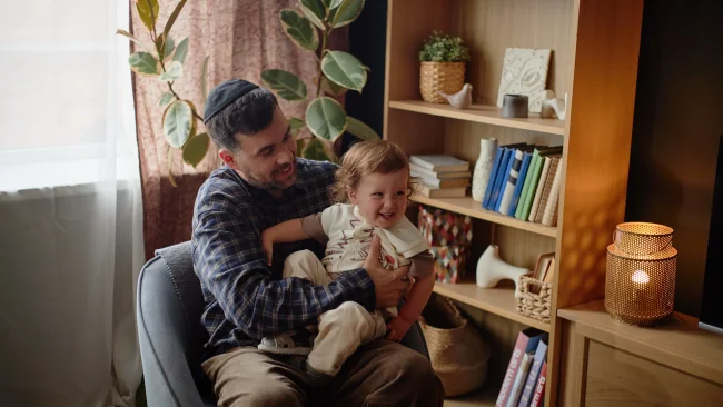 מהמלמול הראשון למילים ראשונות: איך עוקבים אחרי התפתחות הדיבור של התינוק?