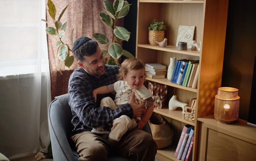 תינוק בן שנה משחק ומצביע עם הורה תינוק בן שנה משחק ומצביע עם הורה