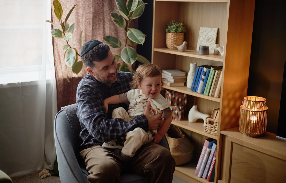 תינוק בן שנה משחק ומצביע עם הורה
