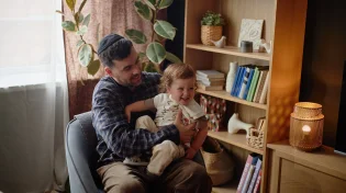 מהמלמול הראשון למילים ראשונות: איך עוקבים אחרי התפתחות הדיבור של התינוק?