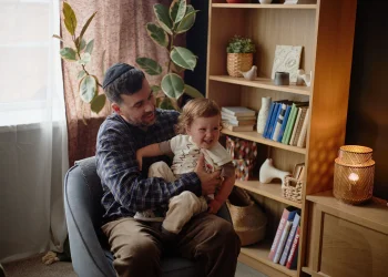 תינוק בן שנה משחק ומצביע עם הורה