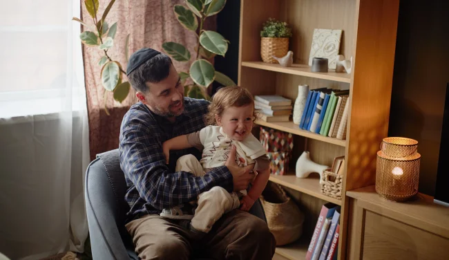 מהמלמול הראשון למילים ראשונות: איך עוקבים אחרי התפתחות הדיבור של התינוק?