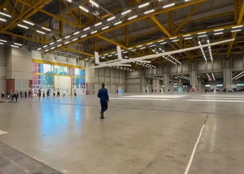 גם רעיונות משוגעים מצליחים: מטוס הנייר הענק ששבר שיא עולמי גם רעיונות משוגעים מצליחים: מטוס הנייר הענק ששבר שיא עולמי