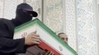 מי היה רעול הפנים בלוויית חמינאי? הדמות שהציתה סערת שמועות באיראן