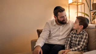 עצרו הכול: זה הדבר שהילדים שלכם באמת מחכים לקבל מכם