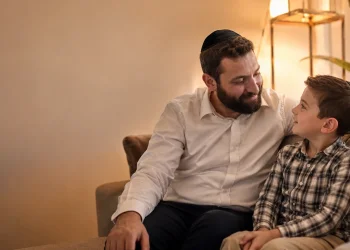 עצרו הכול: זה הדבר שהילדים שלכם באמת מחכים לקבל מכם