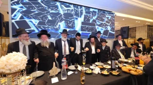 צפו בגלריה: שמחת בר המצווה לבנו של ראש ישיבת "שלהבת התורה" שאיחדה רבנים וידוענים