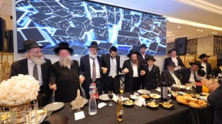 צפו בגלריה: שמחת בר המצווה לבנו של ראש ישיבת "שלהבת התורה" שאיחדה רבנים וידוענים